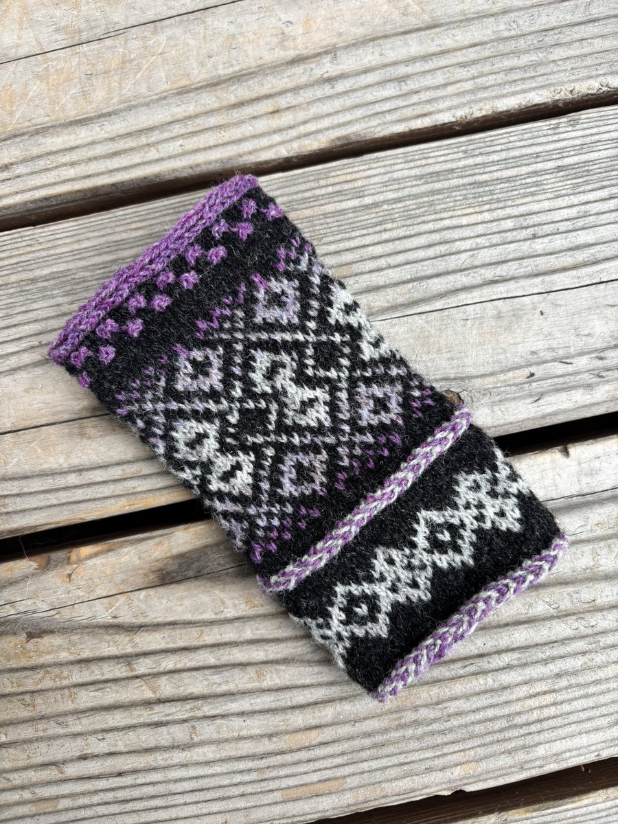 多分…間違ってるとこあるけど…
片方編めた！
5本針、腕筋肉痛なったり
針先が手の平に刺さって
痛くて苦戦したから
2号の輪針買ってきた😂
もう片方は輪針で挑戦する！