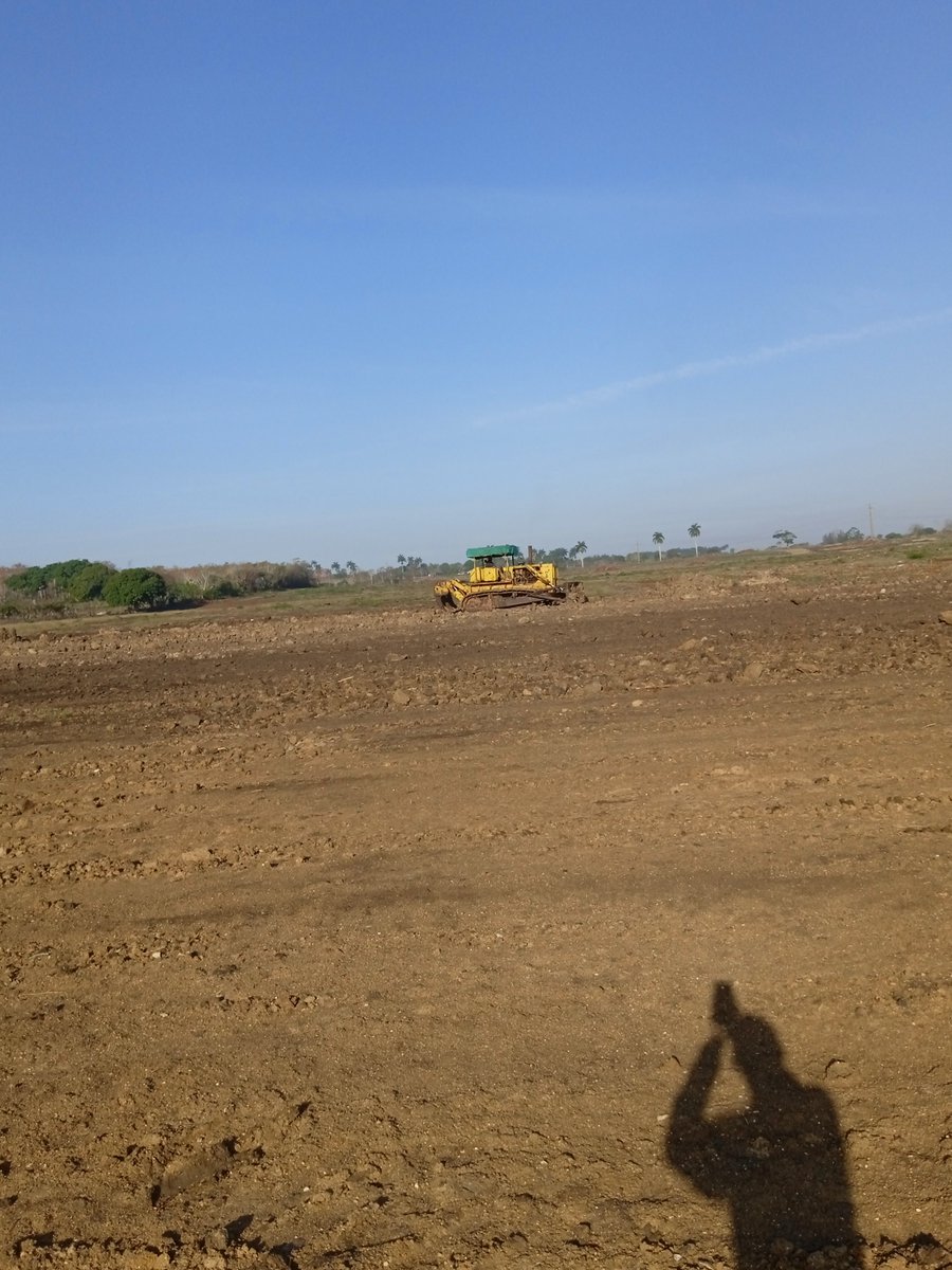 Alberto37126025's tweet photo. Al tanto del movimiento de tierra del Parque Solar Fotovoltaico de Calabazar de Sagua , la juventud y los deseos de hacer del ingeniero Lester Broche Montero, quien ya tiene la experiencia en el montaje del Parque Fotovoltaico de Remedios.#juntosporvillaclara. https://t.co/pyOU2d0zDl