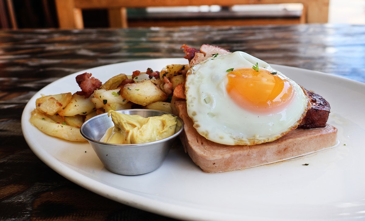 ExtrablattCapeT's tweet image. Our charming Vusi serves two #germancuisine specialties of German farmer's Breakfast, and German #meatloaf to lucky customers. #germancooking #kapstadt #germanfoodie #expatsincapetown
