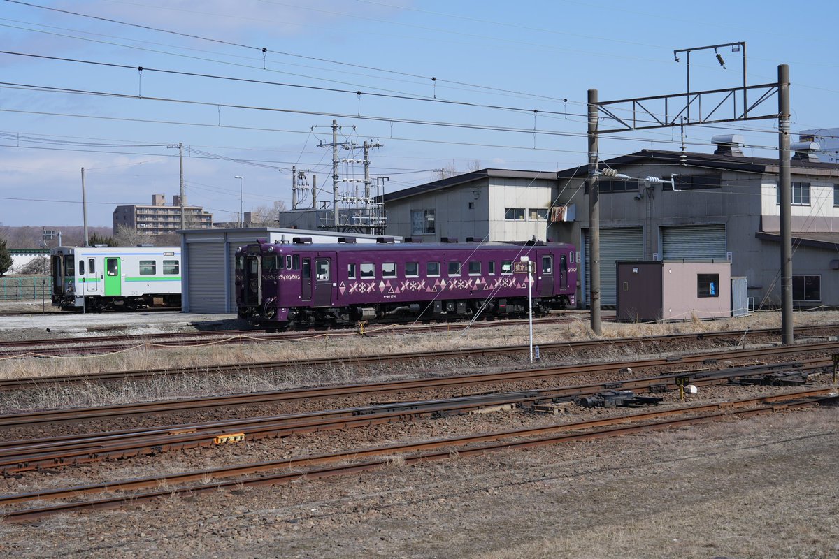 hidakaline's tweet photo. 先日函館から苫小牧へ転属してきた、キハ40 1809 （道南 海の恵み）が、キハ40 1780（道央 花の恵み）と共に本日、日高線で運行されいるのを確認しました。また、紫水もおりました。撮影日2025.4.1 #苫小牧運転所 #日高本線 https://t.co/5OB23QHQ4L