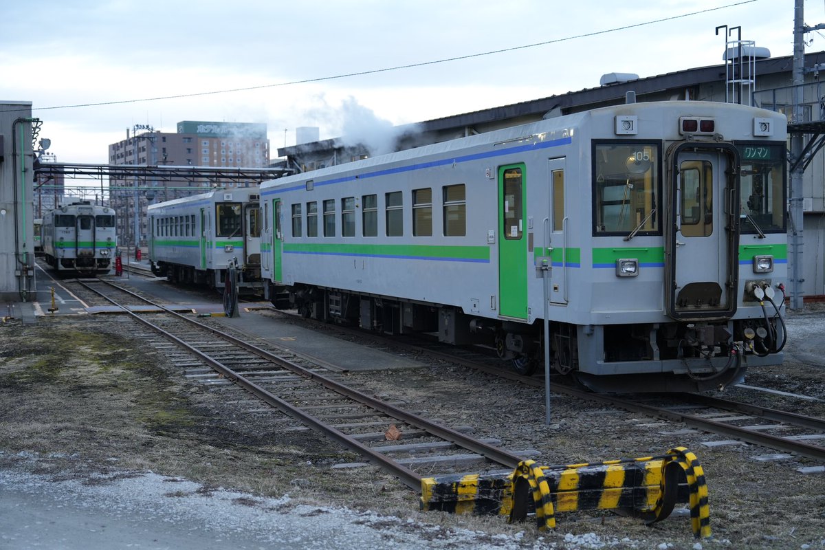 hidakaline's tweet photo. 先日函館から苫小牧へ転属してきた、キハ40 1809 （道南 海の恵み）が、キハ40 1780（道央 花の恵み）と共に本日、日高線で運行されいるのを確認しました。また、紫水もおりました。撮影日2025.4.1 #苫小牧運転所 #日高本線 https://t.co/5OB23QHQ4L