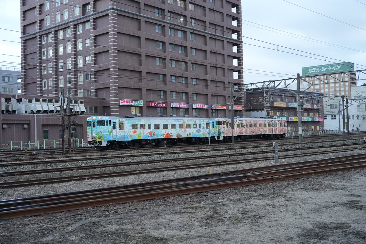 hidakaline's tweet photo. 先日函館から苫小牧へ転属してきた、キハ40 1809 （道南 海の恵み）が、キハ40 1780（道央 花の恵み）と共に本日、日高線で運行されいるのを確認しました。また、紫水もおりました。撮影日2025.4.1 #苫小牧運転所 #日高本線 https://t.co/5OB23QHQ4L