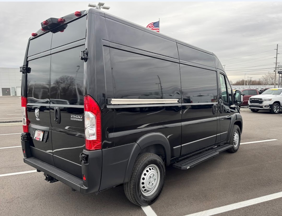 RomikUSA's tweet image. 2025 RAM ProMaster with RPD-XL running boards. Safety for your fleet, bed liner coated, HD construction for all types of usage. See more at Romik.com #RAMProMaster #MBSprinter #FordTransit #VanLife #Overlanding #Fleetvans #Fleetsafety