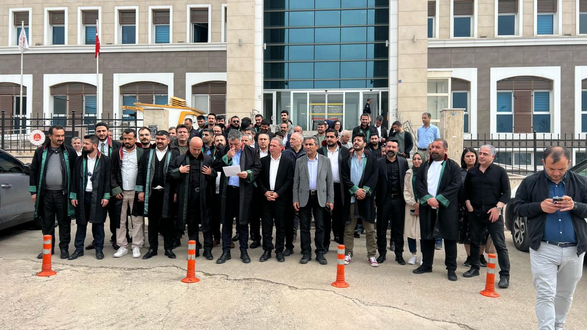 29.03.2025 tarihinde zorunlu müdafiilik görevini ifa ederken müvekkilinin kolluk tarafından darp edilmesine ilişkin işkenceyi belgeleme sırasında Siverek Adliyesi içerisinde darp edilen Meslektaşımız Av. Sabri GÜNGEN için Siverek Adliyesi önünde basın açıklaması düzenlendi.