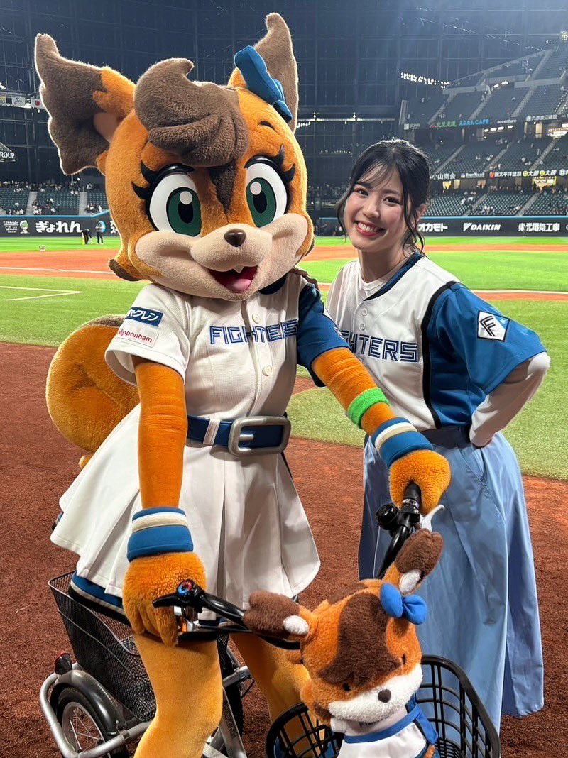 miyu__1001_'s tweet photo. ホーム開幕戦！
何度味わっても嬉しいこの瞬間。今年もファンの皆さんとシーズンを駆け抜けます🔥
試合は悔しくも負けてしまいましたが…今年のファイターズはすごい。そしてファンの皆さんの声援もすごい！間違いなくチームの力になる応援です。今シーズンもよろしくお願いします！！✨
ポリーと☺️📷 https://t.co/dzmfZXzSu4