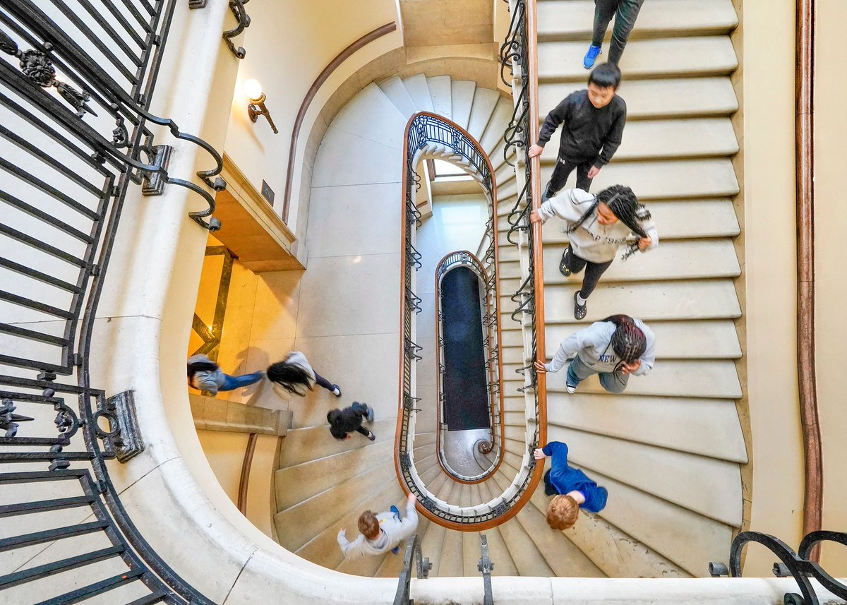 MNHouseInfo's tweet photo. Schoolchildren descend the cantilever staircase during a March 27 tour of the Capitol. 

📸 Andrew VonBank

➡️ See more images by House Photography in our latest gallery https://t.co/X4EDLlfQF1 

#mnleg https://t.co/VdOXR6qUah