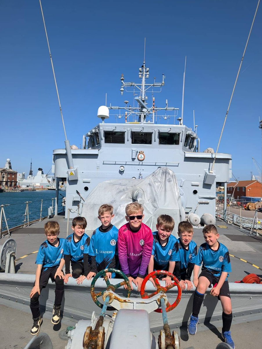 HMSCattistock's tweet image. Football funday! On Sunday CATT was visited by Portsdown Pumas Under 8s Golds football team. One of their star players is Vinny, son of our own Petty Officer (Mine Warfare) Mark ‘Trig’ Vaughan. It’s great to support our families and friends.
#OurPeople #Pompey