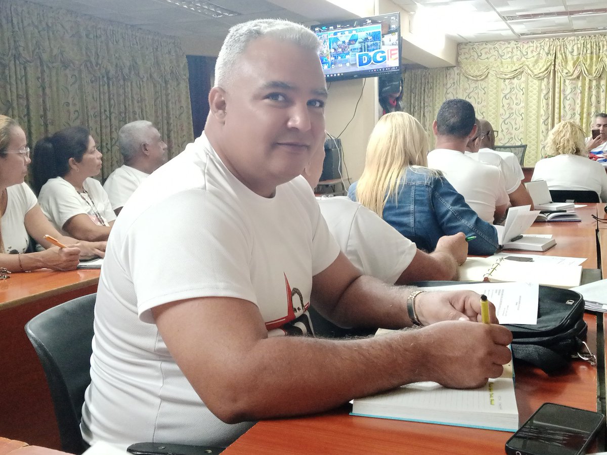 dpegranma's tweet photo. Esta mañana, en el marco de las conmemoraciones por los Aniversarios de la OPJM y la UJC, el Dr. C. Manuel Abelardo Ortiz Uriarte, Director General de Educación en Granma, sostuvo un fructífero intercambio con directivos municipales y de los centros provinciales. https://t.co/Jp8dVpeqvr
