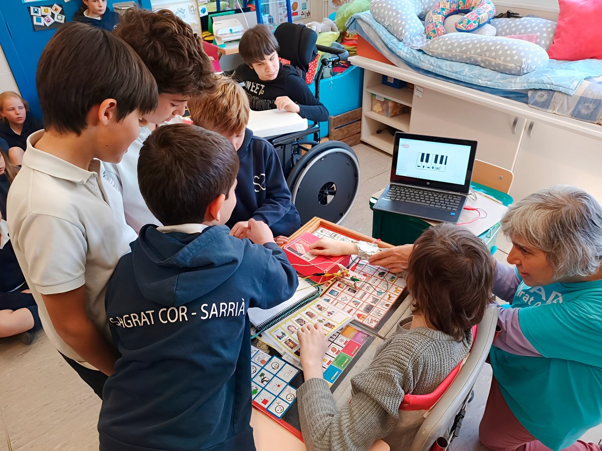 SagratCorSarria's tweet photo. Sessió de música amb l’alumnat de 4t i els companys de Nadis utilitzant piano i @makeymakey 
La tecnologia està al servei de l'aprenentatge i de la inclusió. #RoboCor #ESTiMA #ApS #ABP https://t.co/JZZHjmiB3Z