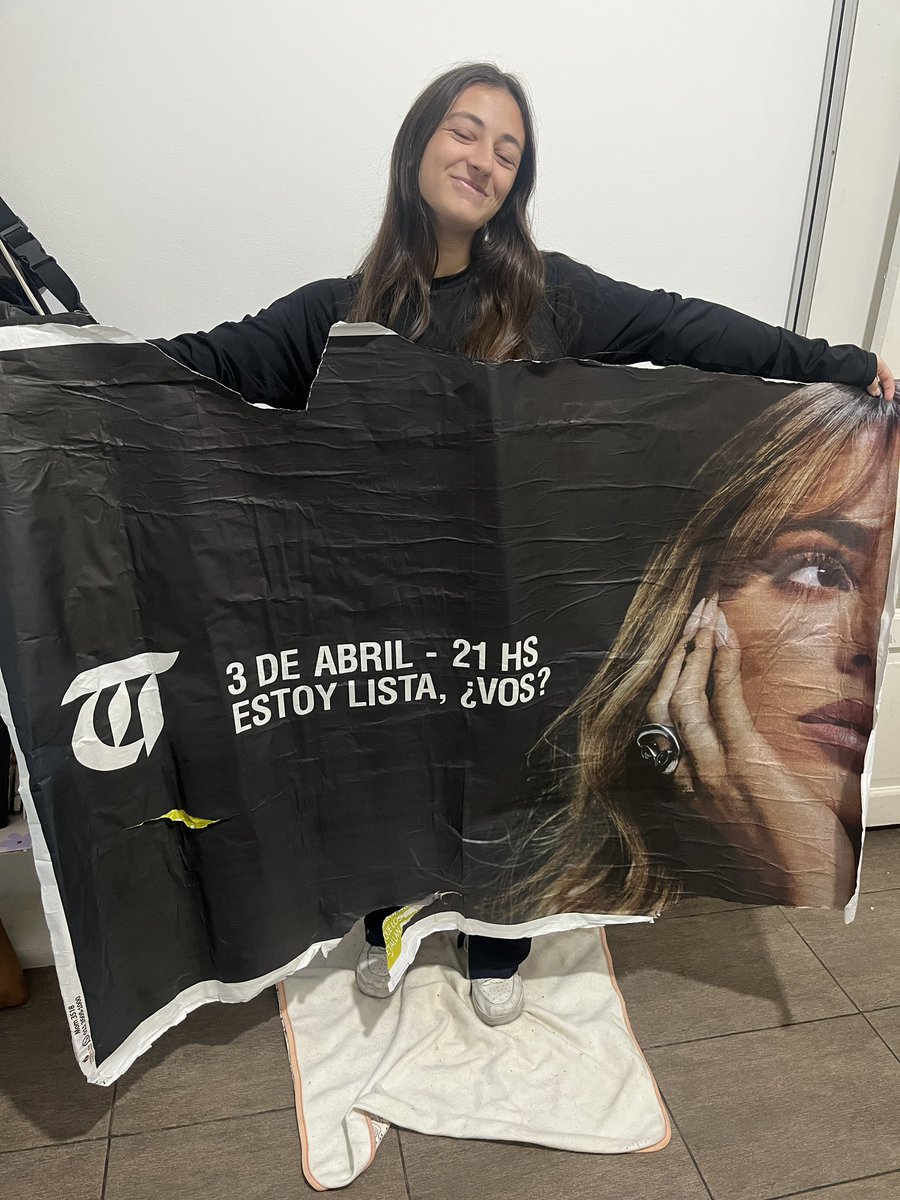 ilvytinita's tweet photo. papá ayer me sacó el cartel d tini y hoy me lo trajo🥹 #LACASAx @somoslacasaok @TiniStoessel https://t.co/UnzslskRUZ