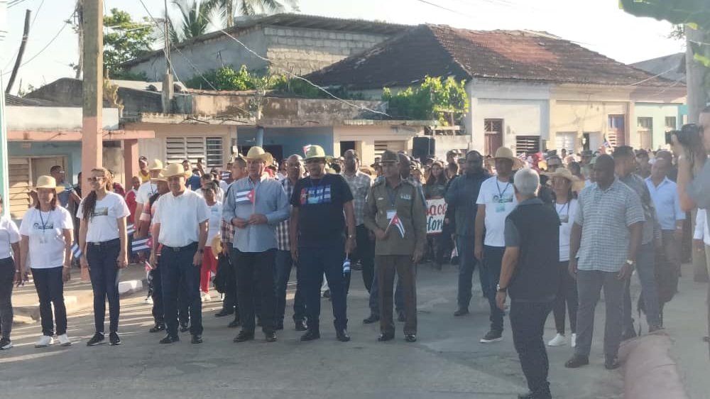 Con en pueblo de #Baracoa, y junto a <a href="/DiazCanelB/">Miguel Díaz-Canel Bermúdez</a>, andamos desde la ciudad hasta Duaba como parte de la tradicional marcha para homenajear a Maceo, Crombet y el resto de los héroes que al desembarcar sembraron para siempre a esta playa en la historia. #CubaViveEnSuHistoria