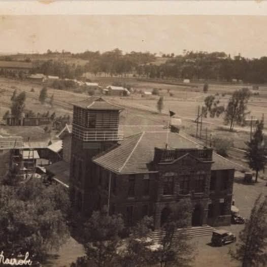 KenyanMuseum's tweet photo. This was the first building of present-day General Post Office (GPO), Nairobi. Built in 1918 it had a distinct tower and flag colour system that notified Nairobi's early settlers on the arrival or dispatch of their mail to and from London. https://t.co/1Dnkqp9VjN