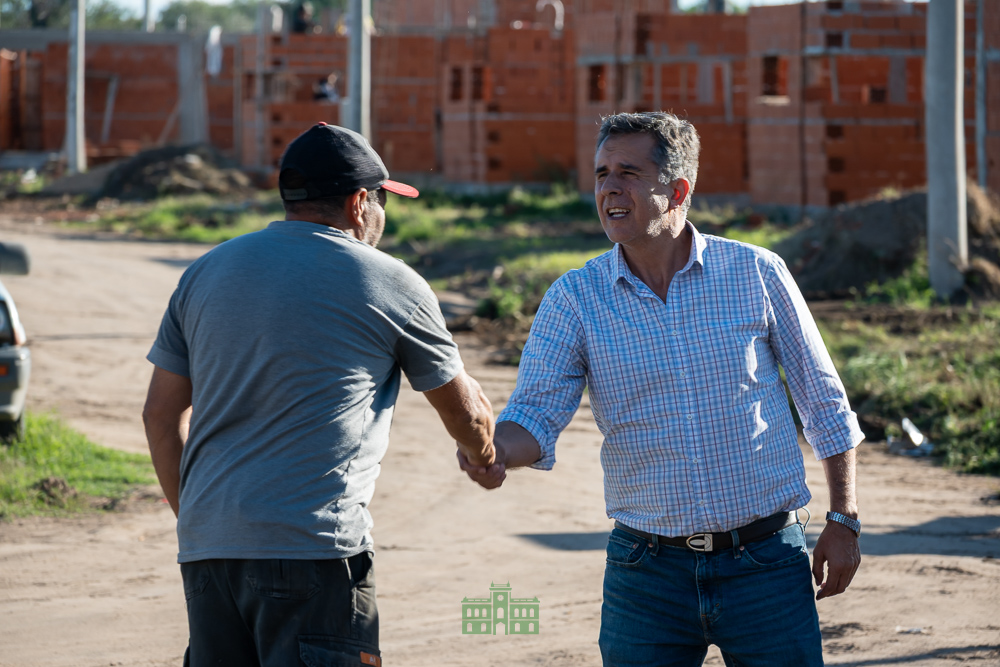 AVANZA LA CONSTRUCCIÓN DE LAS VIVIENDAS EN AMÉRICA

El intendente Juanci Martínez, acompañado del secretario de Obras Públicas y Hábitat, Juan Dufourc, y su equipo de Gobierno, realizó una nueva visita a la obra para supervisar su progreso.

+INFO👉munirivadavia.gob.ar/avanza-la-cons…