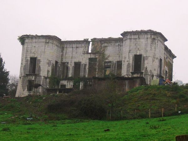 obrasinsignia's tweet image. Palacio de los Hurtado de Amézaga siglo XVIII en #Güeñes
Quedó inacabado tras la muerte de su promotor Baltasar Hurtado de Amézaga en 1720. 
Actualmente, en ruinas y sin ninguna protección legal.
obrasinsignia.com/blog/edificios…
#edificiosabandonados #Bizkaia