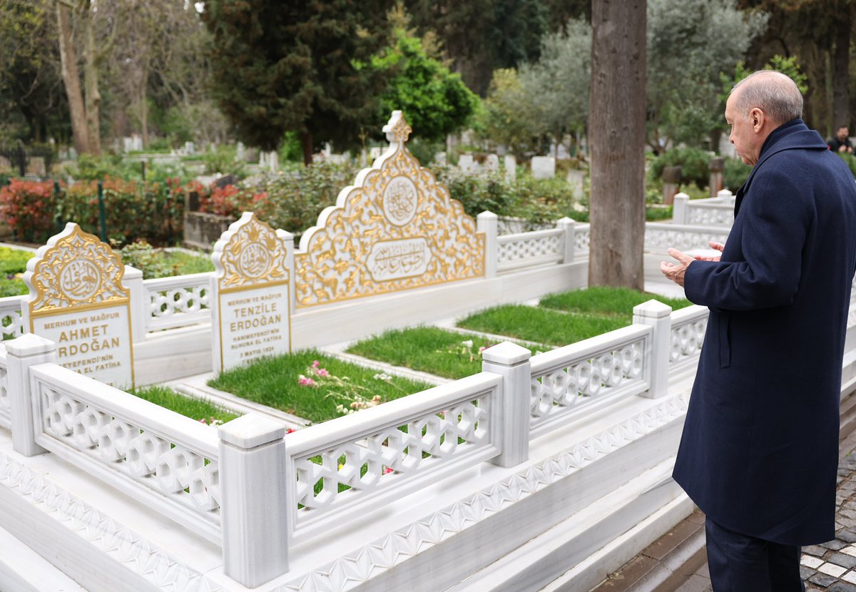 Cumhurbaşkanımız Recep Tayyip Erdoğan, Karacaahmet Mezarlığı'nda annesi Tenzile Erdoğan ve babası Ahmet Erdoğan'ın kabirlerini ziyaret etti.