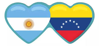 yanesssitas's tweet photo. @argdefender Cuando estaba en el colegio nos ponían a hacer banderitas de Argentina porque era un país "hermano" al que teníamos que ayudar.
Los argentinos que llegaban a Venezuela tenían que darle hasta la comida y casi fuimos a una guerra por ellos
Video --> https://t.co/eEO8nxE5av https://t.co/vQWca8CMaT
