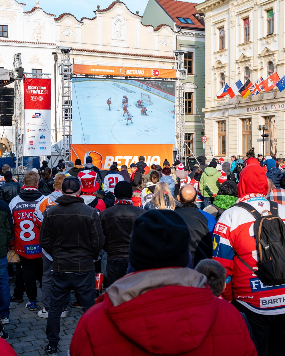 HCPCE's tweet photo. Venkovní semifinálové zápasy budou promítány v Automatických mlýnech! 🤩

Atraktivní semifinálová série Dynama s Mountfieldem HK slibuje zajímavou podívanou a přitahuje silný zájem veřejnosti. Také proto klub vyšel vstříc svým fanouškům a na tradici promítání zápasů play off naváže v rámci semifinálových derby v Automatických mlýnech. 🖥

Jsme rádi, že právě zde může proběhnout promítání a fanoušci si mohou společně užít jedinečnou atmosféru semifinále Play-off Tipsport extraligy. ❤️🤍

📲 https://t.co/I1SSpj17z1