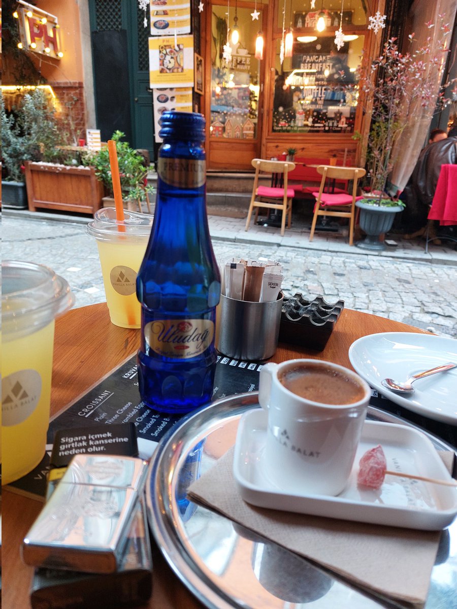 IboSurrender's tweet photo. Mekanda Online...🎭🤘
#KeyifliVakitler ☕️
》İyi Akşamlar...✨️
#VanillaCafe ☕️
#Balat 🤎
#İstanbul 🛶 https://t.co/nivqfLUWC2