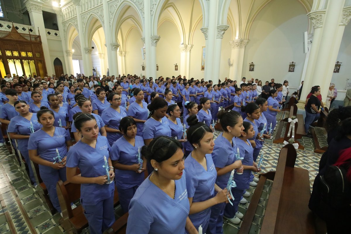 Los estudiantes del Liceo Técnico A-14 de la especialidad de Enfermería participaron en la tradicional ceremonia de investidura para iniciar la atención de pacientes. Mucho éxito🫶
#Antofagasta