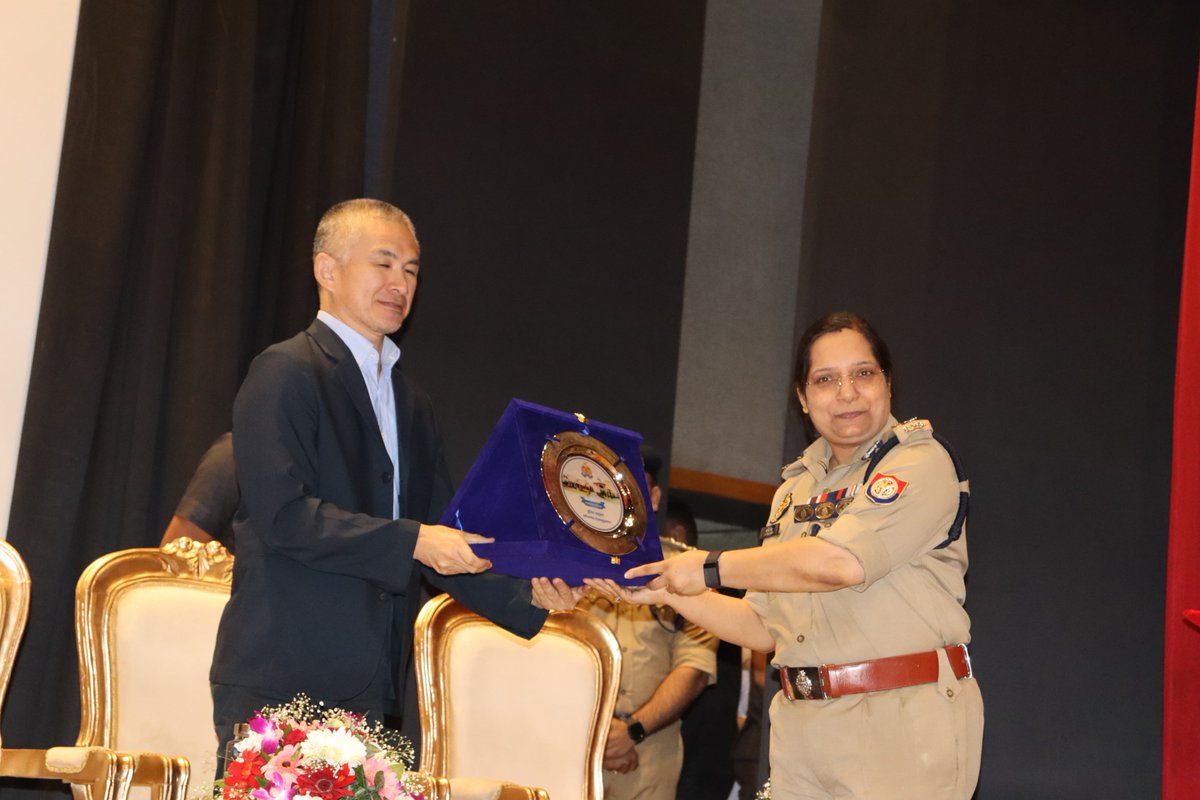 CP_Noida's tweet photo. कमिश्नरेट गौतमबुद्धनगर में पिंक बूथों, पुलिस चौकियों, वीडियो वॉल व बहुउद्देशीय भवनों के लोकार्पण कार्यक्रम में @dgpup महोदय की उपस्थिति में @CP_Noida द्वारा यामाहा मोटर ग्रुप के योगदान की सराहना करते हुए कॉर्पोरेट निदेशक यामाहा मोटर Nagashima Atsushi San को स्मृति चिन्ह भेट किया। https://t.co/dJuIzP1g6u