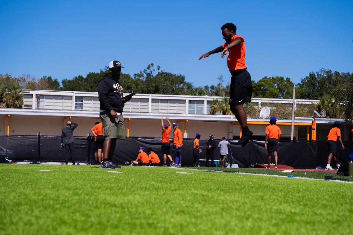 DashrMPS's tweet image. Get ready to amp up your game with Dashr lasers! 🚀 Dashr Technology is here to take your athletic performance to new heights. Don&apos;t just dream about your goals—chase them with confidence. It&apos;s time to elevate, innovate, and dominate! #DashrTech #NextLevelPerformance