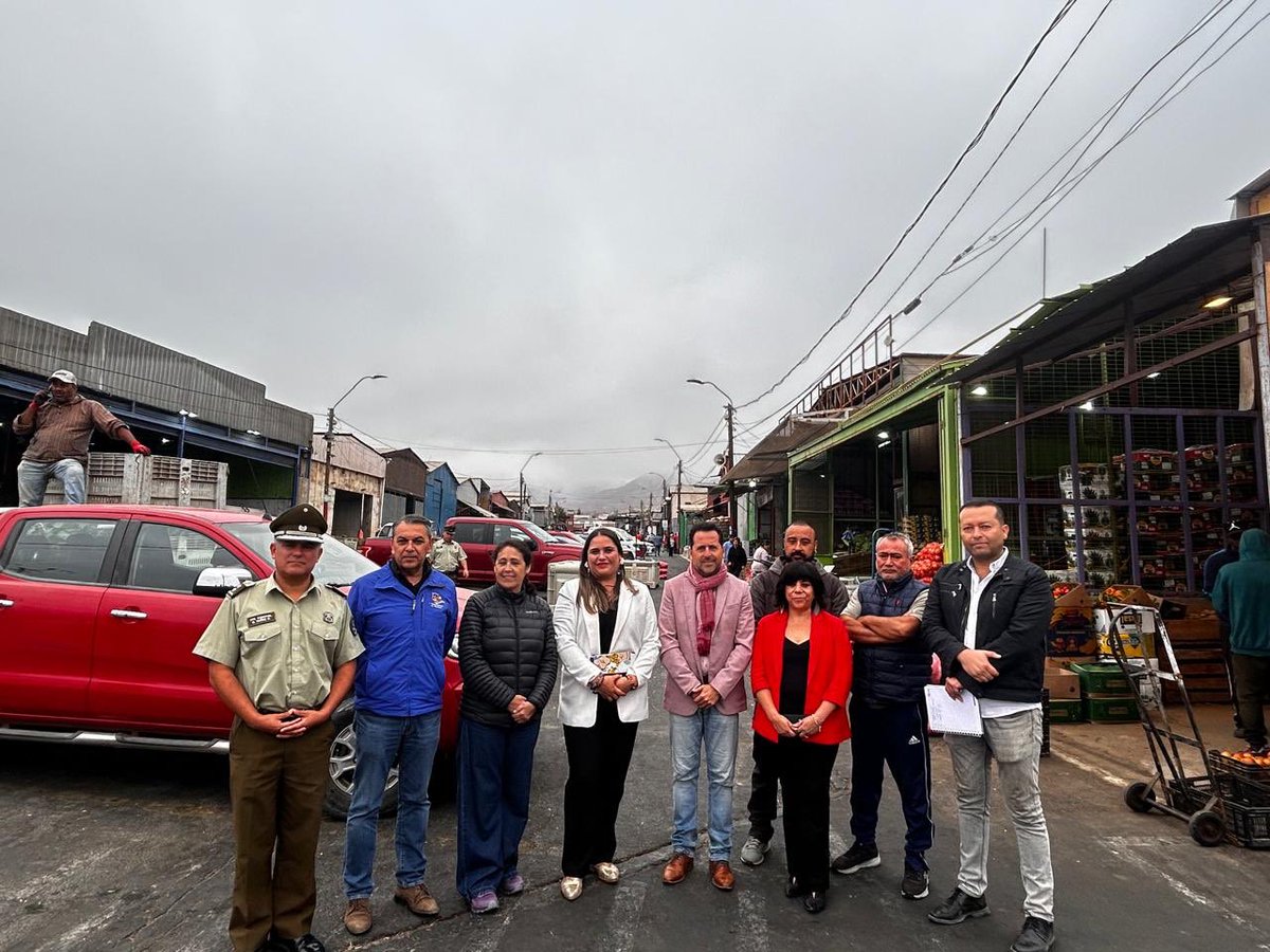#Copiapó: Comisario de Carabineros Tte. Coronel Damián Núñez, junto a <a href="/DPRAtacama/">Delegación Presidencial Regional de Atacama</a> Rodrigo Illanes, Seremi Seguridad Pública, Lorna Bown, Director de Seguridad <a href="/copiapomuni/">MunicipalidadCopiapo</a> y dirigentes terminal Agro, coordinan acciones situacionales para fortalecer la seguridad en el recinto👮🏻‍♂️🚓