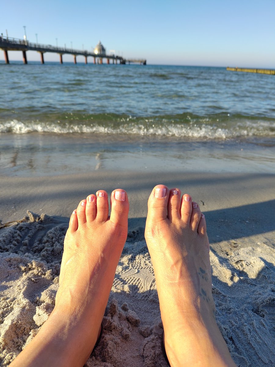 Sonne, Strand und Meer Meine Füße genießen die Sonne und den Sand, während der glänzende Lack in der Abendsonne funkelt.
#Fußliebe #LackierteZehen #Zehenzeigen #Sonnenfüße #Urlaubsfeeling #Meerblick #SandzwischenDenZehen #Fußfetisch #Strandfüße #Entspannung #Barfuß #Füße <a href="/rt_feet/">Feet RT PROMO 💯K</a>