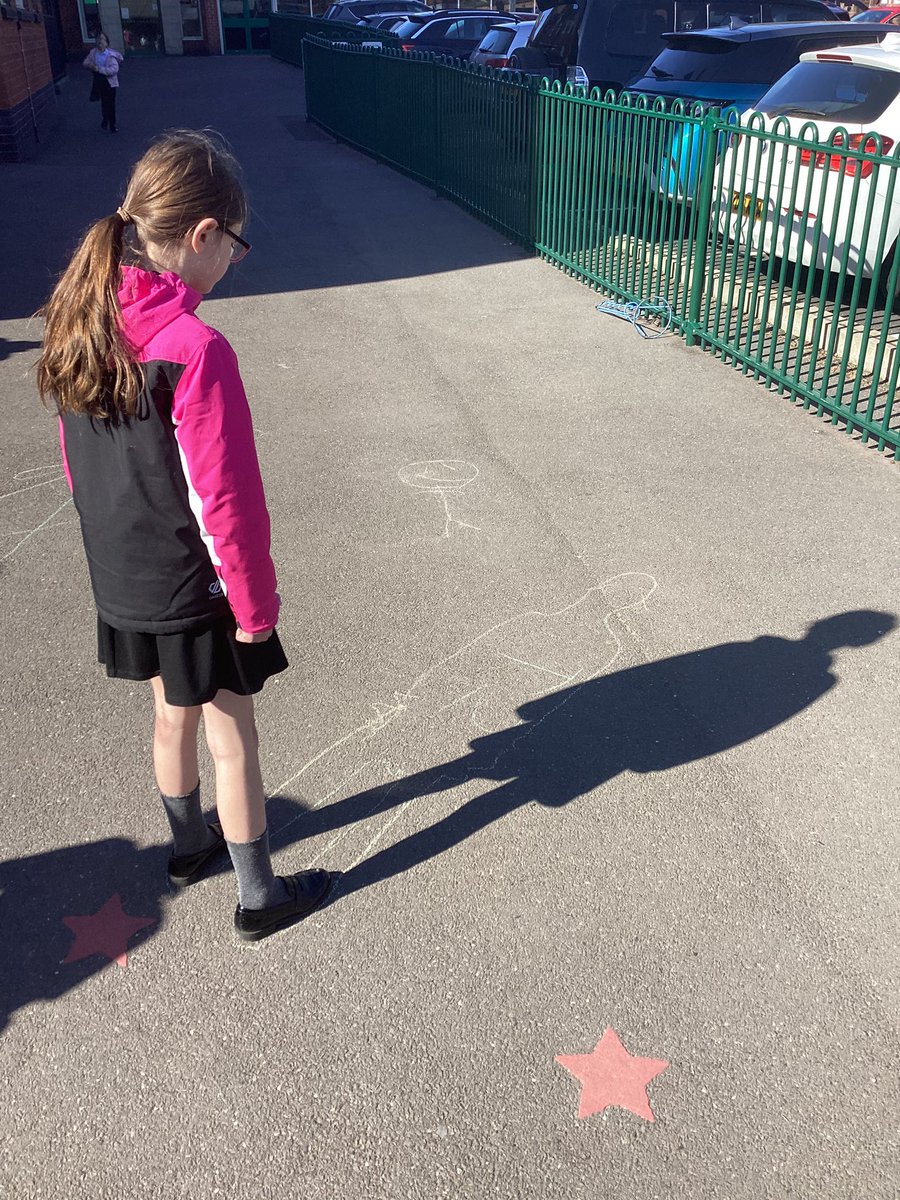Year4Markeaton's tweet image. Today in Science we drew around our shadows. Later on in the afternoon, we went outside to see if our shadows were the same and found that our shadow had changed size and position! #MPSscience 💚🧠💪