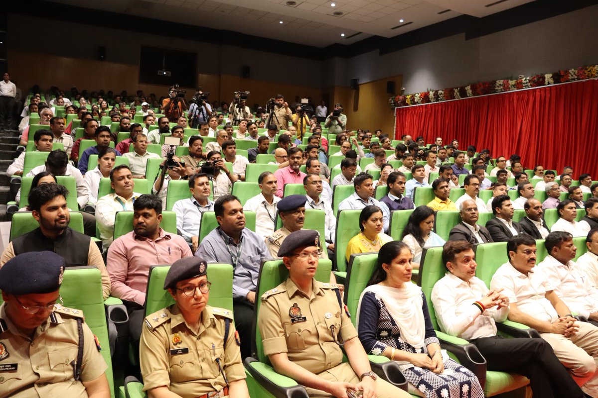 कमिश्नरेट गौतमबुद्धनगर में पिंक बूथों, पुलिस चौकियों, वीडियो वॉल व बहुउद्देशीय भवनों के लोकार्पण कार्यक्रम में <a href="/dgpup/">DGP UP</a> महोदय की उपस्थिति में <a href="/CP_Noida/">CP Noida</a> द्वारा यामाहा मोटर ग्रुप के योगदान की सराहना करते हुए कॉर्पोरेट निदेशक यामाहा मोटर Nagashima Atsushi San को स्मृति चिन्ह भेट किया।