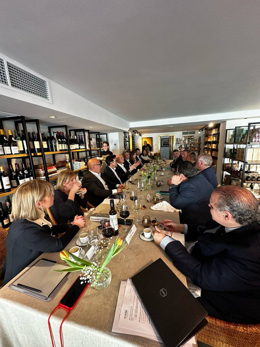 📸 El secretari general <a href="/jorditurull/">Jordi Turull i Negre</a> i el diputat al Congrés <a href="/Josepmcervera/">Josep Maria Cervera🎗</a> han mantingut un dinar de treball amb representants del Consell d’Empreses Distribuïdores d’Alimentació de Catalunya <a href="/CEDAC_/">Cedac</a>  per abordar els reptes i principals problemàtiques del sector.