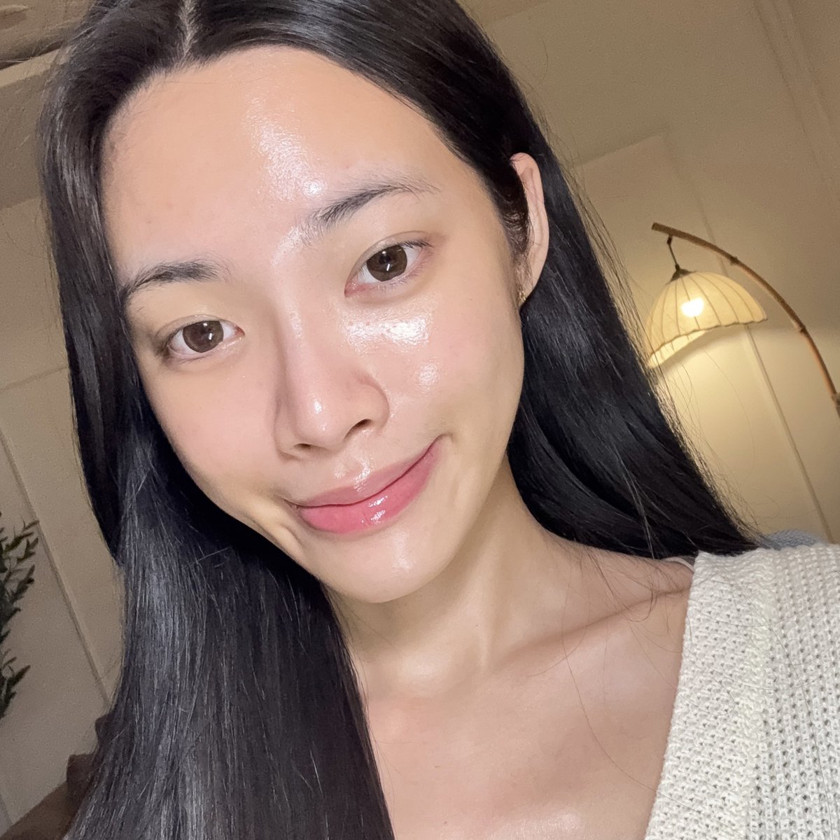 เคยคิดเล่นๆว่า Eucerin จะใส่ Thiamidol มาในน้ำตบมั้ย รอบนี้คือใส่มาจริง จากใจคนใช้น้ำตบของ Eucerin มาตลอด บอกเลยว่าชอบสูตรใหม่ขวดนี้มากกกกก ลงเป็นตัวแรกก่อนลงสกินแคร์ตัวอื่นคือได้ทั้งความชุ่มชื้น+ผิวใส ยิ่งมี Thiamidol เข้ามายิ่งลดพวกจุดดำได้ดีขึ้นด้วย ฟีลไม่ต่างจากใช้เคาท์เตอร์แบรนด์เลย แล้วเนื้อโคตรดี เบาแต่ฉ่ำมากกก ไปตำ