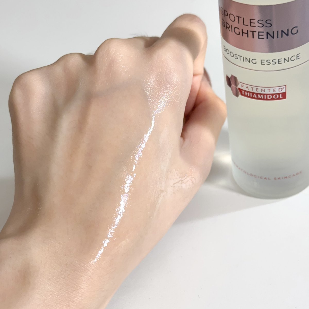 เคยคิดเล่นๆว่า Eucerin จะใส่ Thiamidol มาในน้ำตบมั้ย รอบนี้คือใส่มาจริง จากใจคนใช้น้ำตบของ Eucerin มาตลอด บอกเลยว่าชอบสูตรใหม่ขวดนี้มากกกกก ลงเป็นตัวแรกก่อนลงสกินแคร์ตัวอื่นคือได้ทั้งความชุ่มชื้น+ผิวใส ยิ่งมี Thiamidol เข้ามายิ่งลดพวกจุดดำได้ดีขึ้นด้วย ฟีลไม่ต่างจากใช้เคาท์เตอร์แบรนด์เลย แล้วเนื้อโคตรดี เบาแต่ฉ่ำมากกก ไปตำ