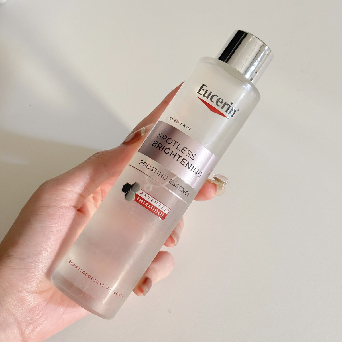 เคยคิดเล่นๆว่า Eucerin จะใส่ Thiamidol มาในน้ำตบมั้ย รอบนี้คือใส่มาจริง จากใจคนใช้น้ำตบของ Eucerin มาตลอด บอกเลยว่าชอบสูตรใหม่ขวดนี้มากกกกก ลงเป็นตัวแรกก่อนลงสกินแคร์ตัวอื่นคือได้ทั้งความชุ่มชื้น+ผิวใส ยิ่งมี Thiamidol เข้ามายิ่งลดพวกจุดดำได้ดีขึ้นด้วย ฟีลไม่ต่างจากใช้เคาท์เตอร์แบรนด์เลย แล้วเนื้อโคตรดี เบาแต่ฉ่ำมากกก ไปตำ
