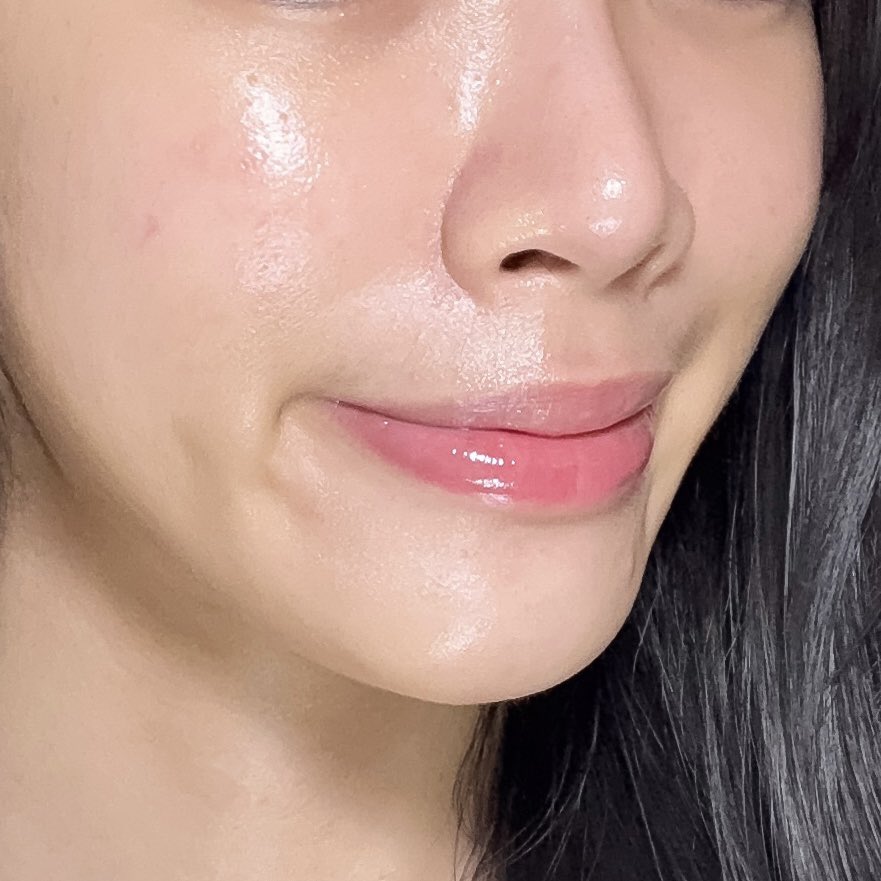 เคยคิดเล่นๆว่า Eucerin จะใส่ Thiamidol มาในน้ำตบมั้ย รอบนี้คือใส่มาจริง จากใจคนใช้น้ำตบของ Eucerin มาตลอด บอกเลยว่าชอบสูตรใหม่ขวดนี้มากกกกก ลงเป็นตัวแรกก่อนลงสกินแคร์ตัวอื่นคือได้ทั้งความชุ่มชื้น+ผิวใส ยิ่งมี Thiamidol เข้ามายิ่งลดพวกจุดดำได้ดีขึ้นด้วย ฟีลไม่ต่างจากใช้เคาท์เตอร์แบรนด์เลย แล้วเนื้อโคตรดี เบาแต่ฉ่ำมากกก ไปตำ