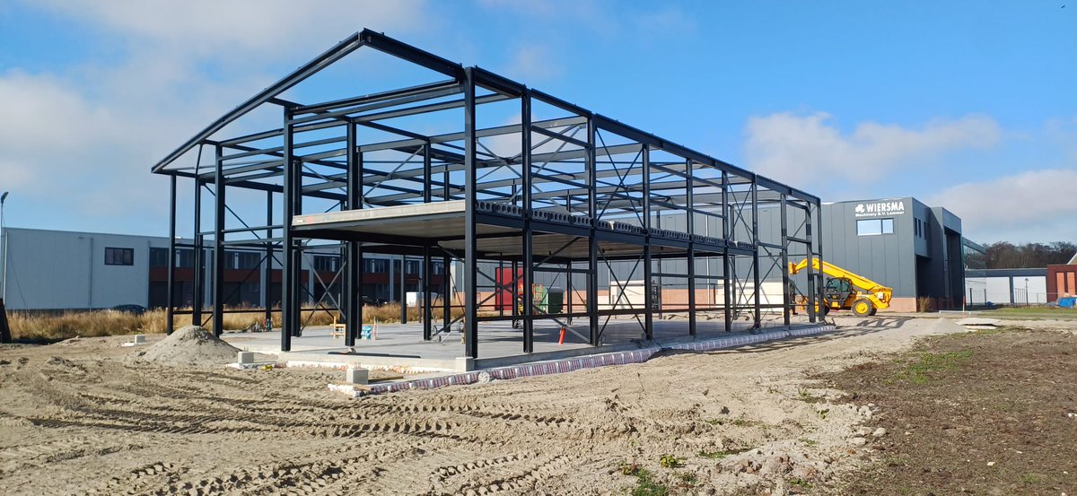 Prachtig weer voor montage van #staalconstructies. Deze #staalconstructie hebben we deze week gemonteerd in #Lemmer. Heeft u ook #staalbouwplannen? Laat ons meedenken! Of kijk voor onze vacature op: riezebos-constr.nl/vacatures/