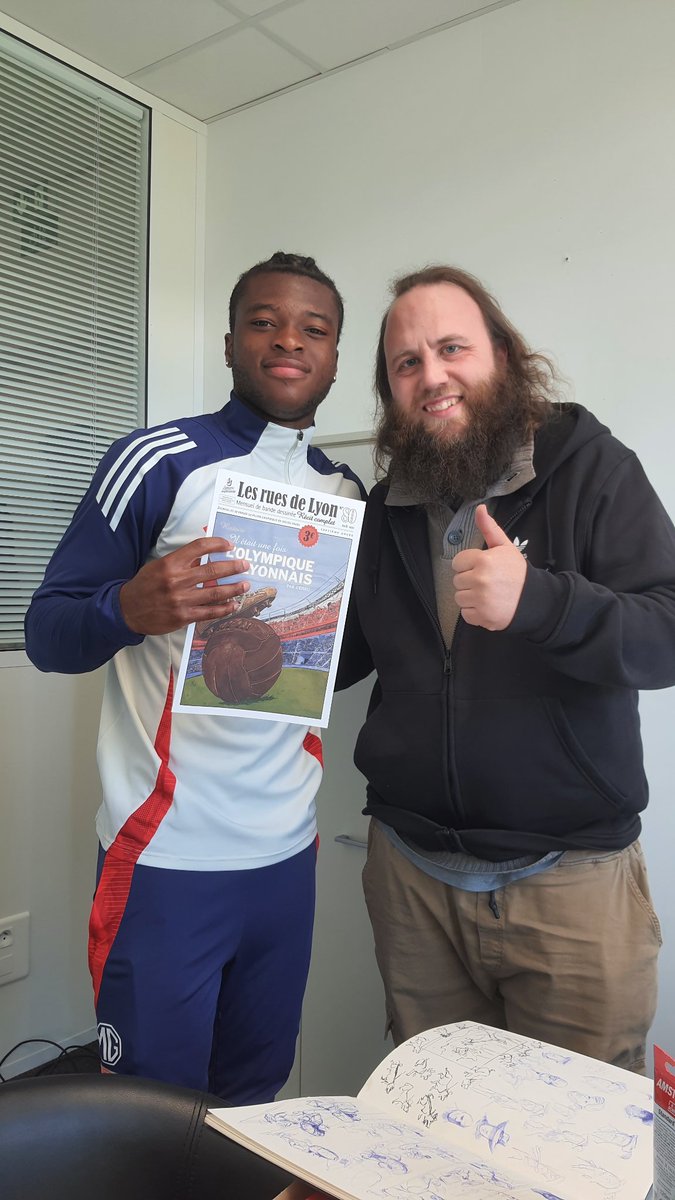 Enzo Molebe connaît les bonnes lectures. La dernière fois qu'un joueur a posé avec "Il était une fois L’Olympique Lyonnais", il est devenu ballon d'or quelques mois après... Je te le souhaite Enzo ! 
#TeamOL