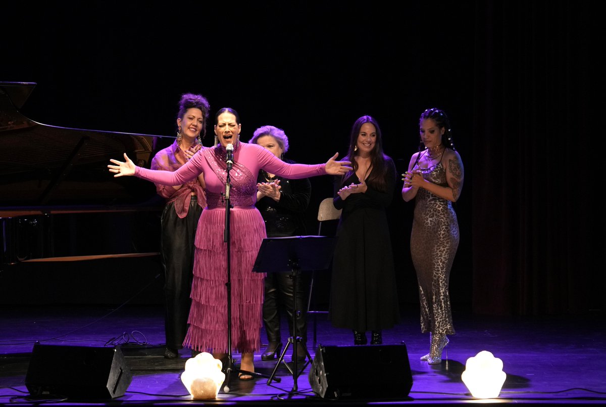 Fundación Cajasol (@cajasol) on Twitter photo ✨ Voces de mujer ✨
Un concierto íntimo y lleno de emoción que nos permitió redescubrir el legado de compositoras silenciadas por la historia.
La voz de <a href="/milianoneto/">Milián Oneto</a>, acompañada al piano por <a href="/jesuslavilla/">Jesús Lavilla</a>, llenó el escenario del Teatro Cajasol Sevilla de sensibilidad, memoria ✨ Voces de mujer ✨
Un concierto íntimo y lleno de emoción que nos permitió redescubrir el legado de compositoras silenciadas por la historia.
La voz de <a href="/milianoneto/">Milián Oneto</a>, acompañada al piano por <a href="/jesuslavilla/">Jesús Lavilla</a>, llenó el escenario del Teatro Cajasol Sevilla de sensibilidad, memoria