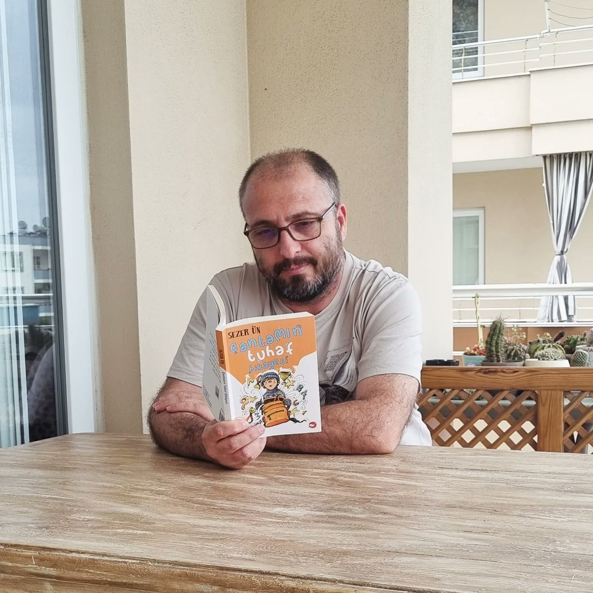Merhaba Arkadaşlar dördüncü ve beşinci sınıflar için yeni kitap önerim "Çantamın Tuhaf Hikayesi"

Bu kitabı da öneri listelerime mutlaka ekleyeceğim. Umarım sizler de en az benim kadar beğenirsiniz.

Bu güzel kitabın yazarı Sezer Ün, çizeri ise Yusuf Tansu Özel 

Sayfa Sayısı 155