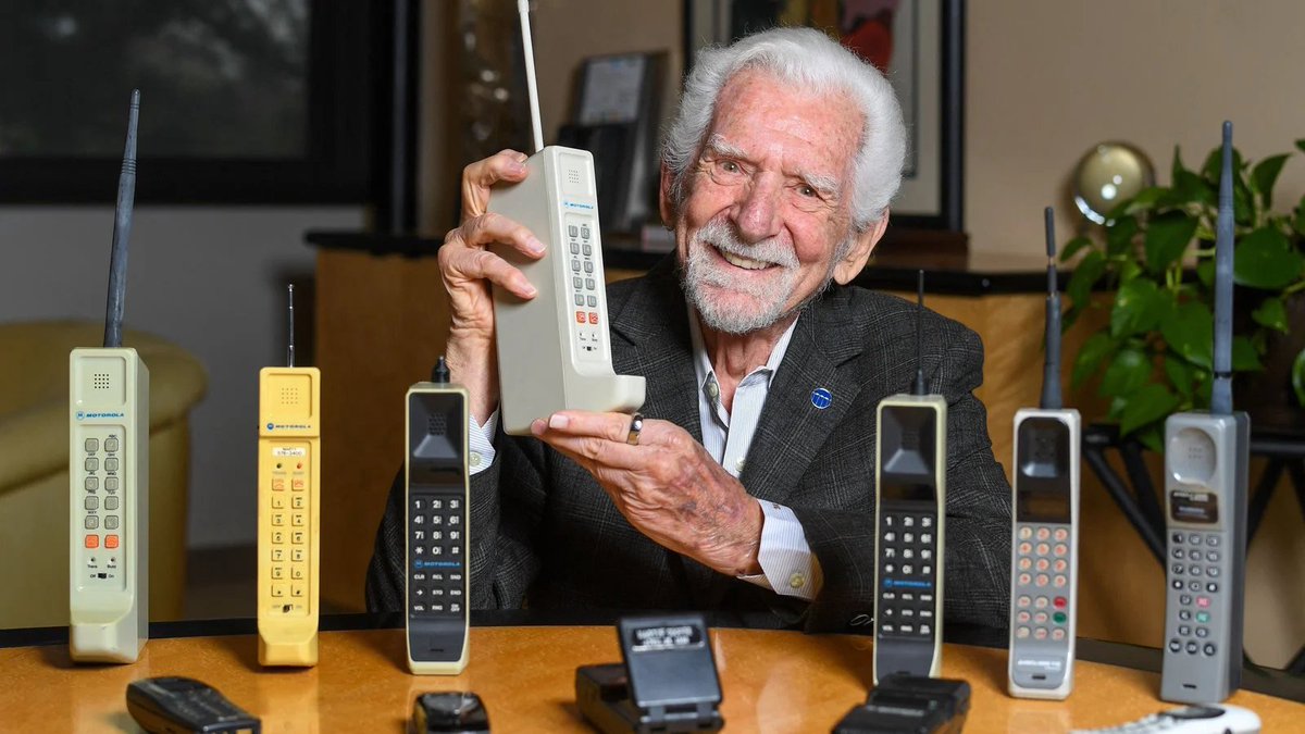 TechNexusFacts's tweet image. Motorola’s Martin Cooper made the first mobile phone call in 1973 on a brick-sized device, saying:
"I’m calling you from a mobile phone!"