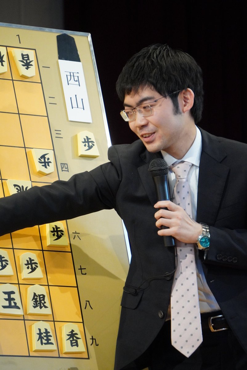 解説の梶浦宏孝七段。「練習将棋を指していて、飛車取りの場面で飛車を逃げたら、師匠の鈴木大介に怒られまして。それはアマチュアの手だ、プロなら何か技をかけろと。以来、飛車取りがかかると師匠の言葉を思い出しますね」いい話。