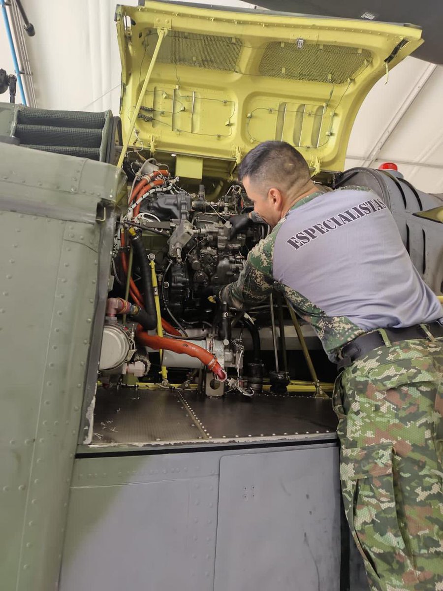 Ejercito_Davaa's tweet photo. El Batallón de Mantenimiento de Aviación N.°4 reafirma su compromiso con la excelencia en el mantenimiento de las aeronaves de la @Ejercito_Davaa. 

En un trabajo conjunto con los especialistas del taller de motores, llevaron a cabo la remoción e instalación del motor de un helicóptero HUEY II, en Larandia, #Caquetá.

Es importante resaltar que cada procedimiento se ejecuta bajo estrictos estándares de calidad, garantizando la seguridad y la aeronavegabilidad de nuestras aeronaves.

#NuestroCompromisoEsCO