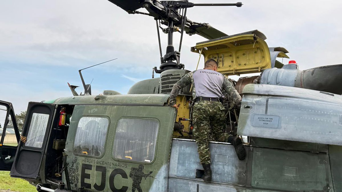 Ejercito_Davaa's tweet photo. El Batallón de Mantenimiento de Aviación N.°4 reafirma su compromiso con la excelencia en el mantenimiento de las aeronaves de la @Ejercito_Davaa. 

En un trabajo conjunto con los especialistas del taller de motores, llevaron a cabo la remoción e instalación del motor de un helicóptero HUEY II, en Larandia, #Caquetá.

Es importante resaltar que cada procedimiento se ejecuta bajo estrictos estándares de calidad, garantizando la seguridad y la aeronavegabilidad de nuestras aeronaves.

#NuestroCompromisoEsCO