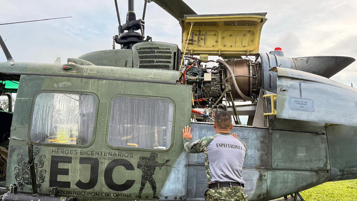 Ejercito_Davaa's tweet photo. El Batallón de Mantenimiento de Aviación N.°4 reafirma su compromiso con la excelencia en el mantenimiento de las aeronaves de la @Ejercito_Davaa. 

En un trabajo conjunto con los especialistas del taller de motores, llevaron a cabo la remoción e instalación del motor de un helicóptero HUEY II, en Larandia, #Caquetá.

Es importante resaltar que cada procedimiento se ejecuta bajo estrictos estándares de calidad, garantizando la seguridad y la aeronavegabilidad de nuestras aeronaves.

#NuestroCompromisoEsCO