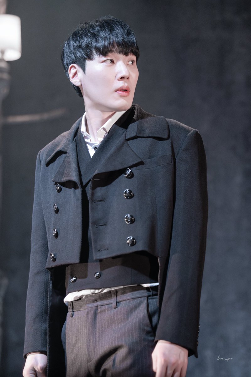 liro_pic's tweet photo. 240314 헤르츠클란
스페셜 커튼콜 '온 더 로드(SPIN-OFF VER.)'

데미안 #김도빈

좋아해요, 온 더 로드. https://t.co/MTR7EBlHCs