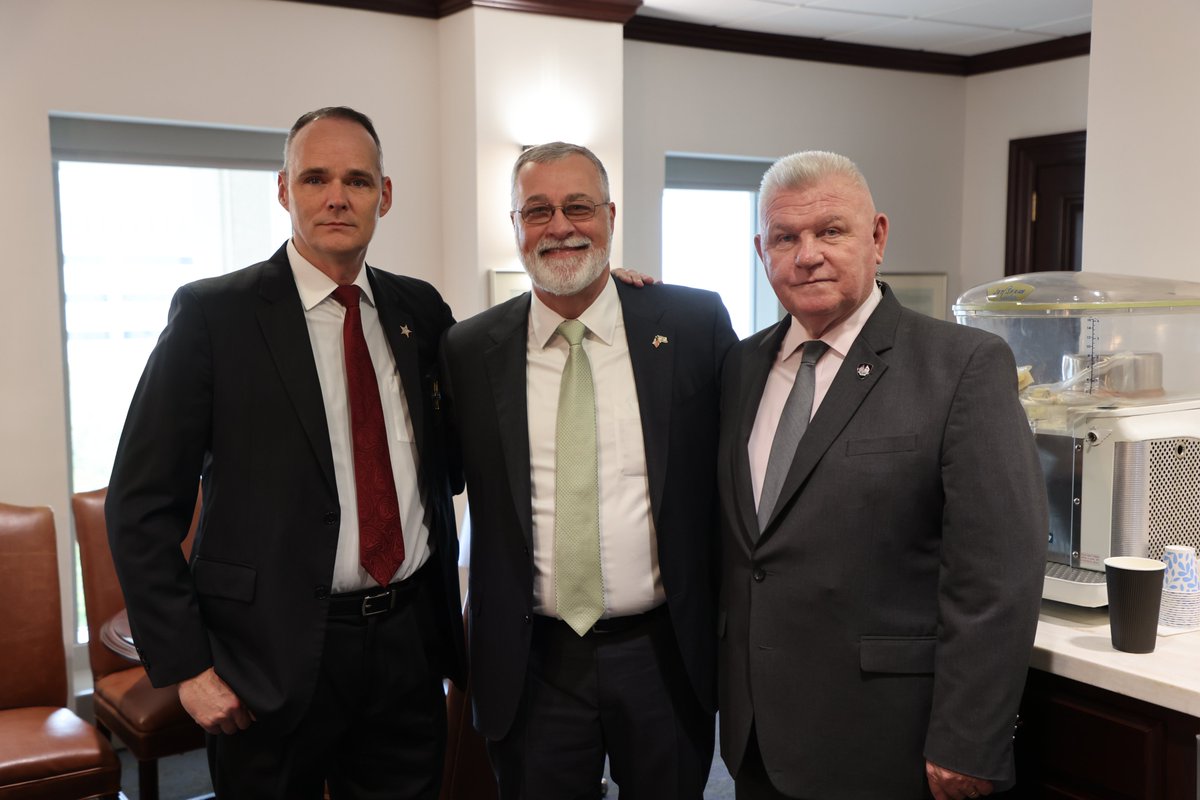 FLSenate's tweet photo. President @Sen_Albritton with two of Florida's finest, our own Sgt. Kelly and Jefferson County Sheriff Mac McNeill.
Sgt. Kelly and Sheriff McNeill, a @USMC vet, served together on the Governor's protective detail for three Governors over nearly 20 years. #SheriffsDay ๐บ๐ธ https://t.co/vzZHglOCVH