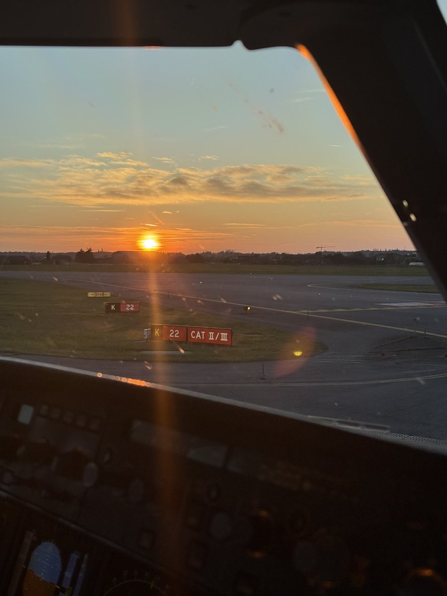 Cruzando Italia de sur a norte, volando de Catania a Verona, sobrevolando Bolonia y Nápoles. 

No me canso nunca de las vistas de esta oficina😍