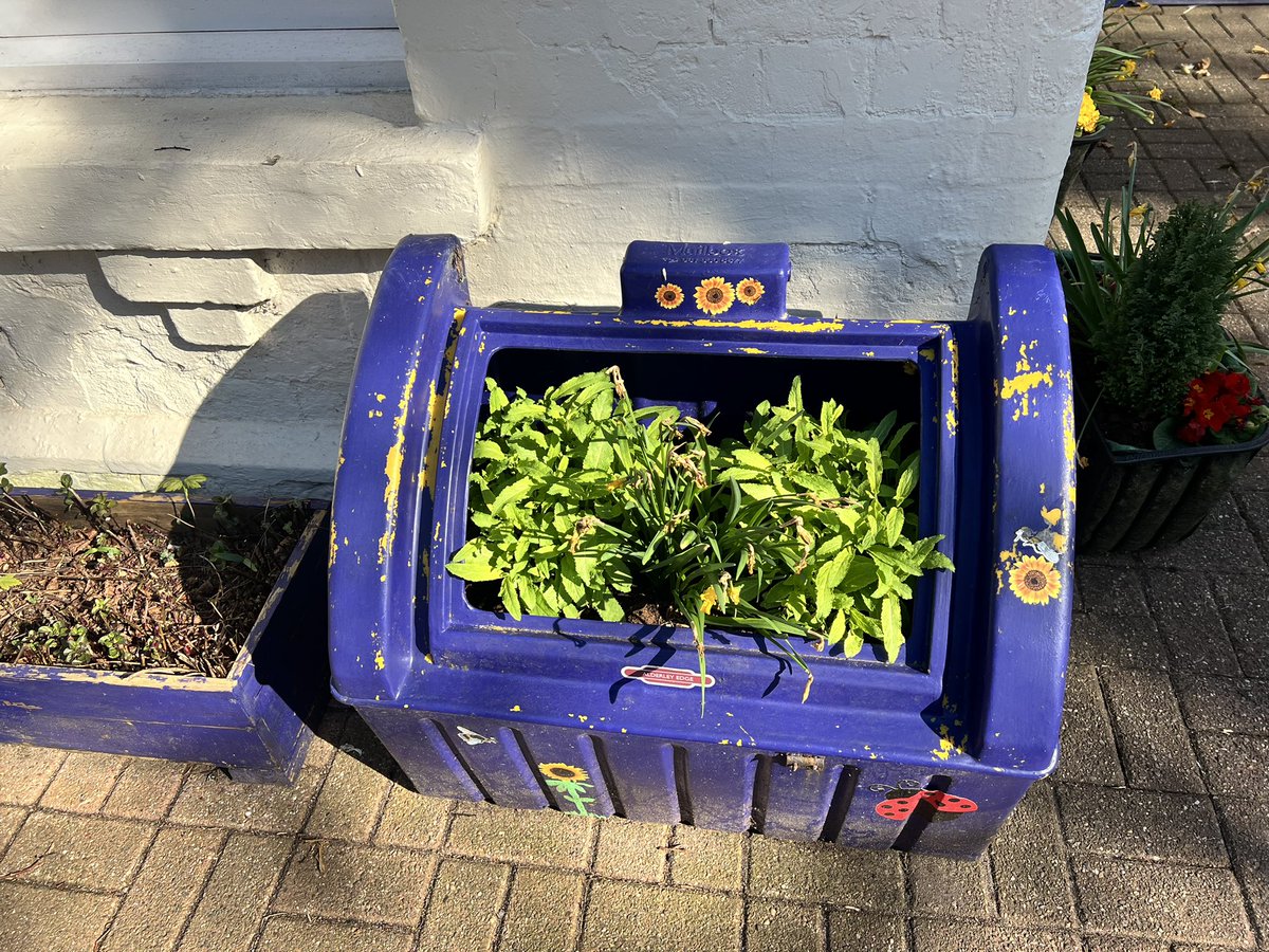 Handforthrail's tweet image. Popped over to see our friends @alderleyedgecom today , beautiful artwork and community 
@CommunityRail @northernassist