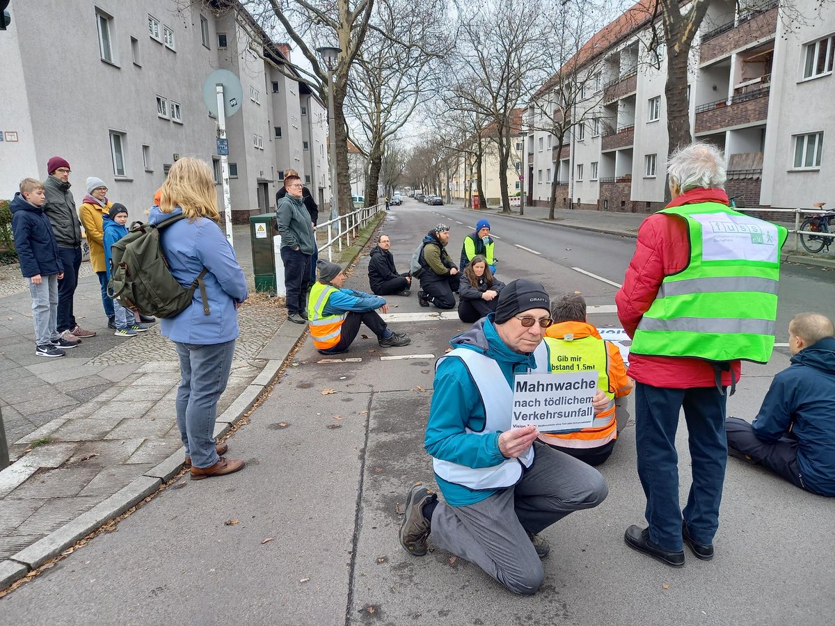 Am  vergangenen Sonntag dem 30. März haben wir wieder zwei Mahnwachen für im  Berliner Straßenverkehr getötete Fußgänger abgehalten.

Auf unserer Homepage haben wir einen Rückblick Artikel verfasst und hier gibt es ein paar visuelle Eindrücke:
nordost.vcd.org/der-vcd-im-nor…