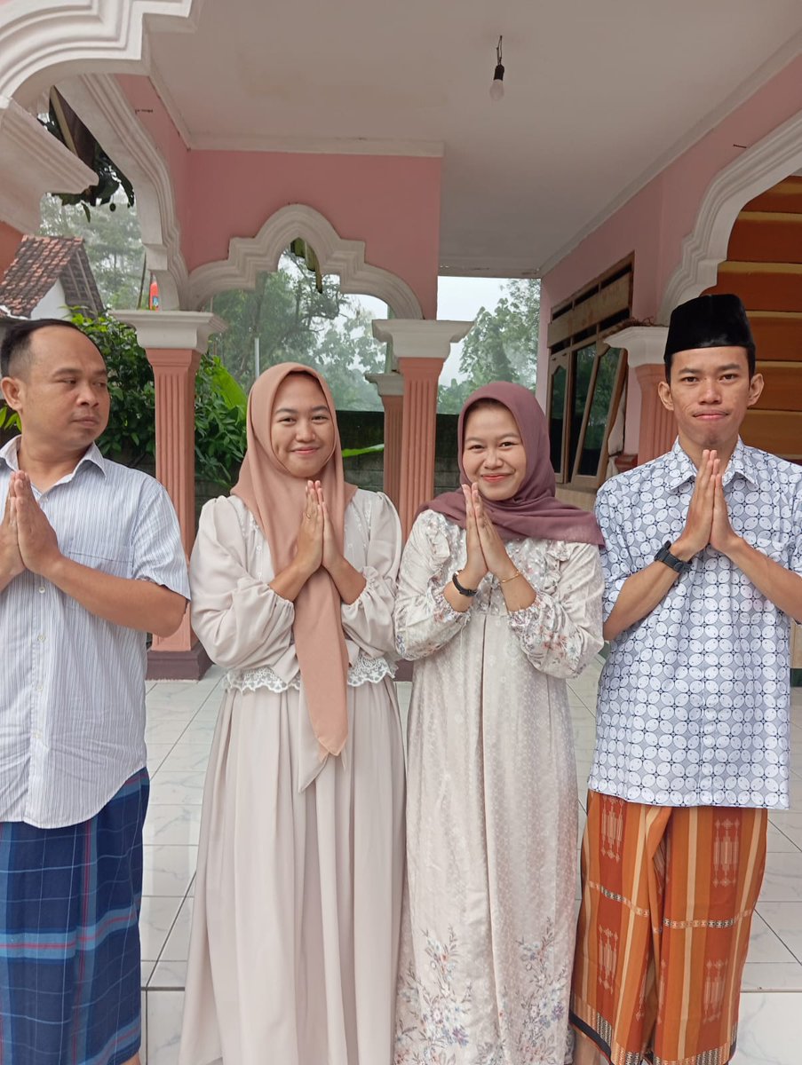 Sadewo_22's tweet photo. Taqobbalallahu minna waminkum taqobbal ya karim. 

Semoga Ramadhan pergi dengan tubuh kita yang sudah bersih dari dosa.

Selamat Hari Raya Idul Fitri 1446H.

Mohon Maaf Lahir dan Batin. https://t.co/TX50IkMG0P