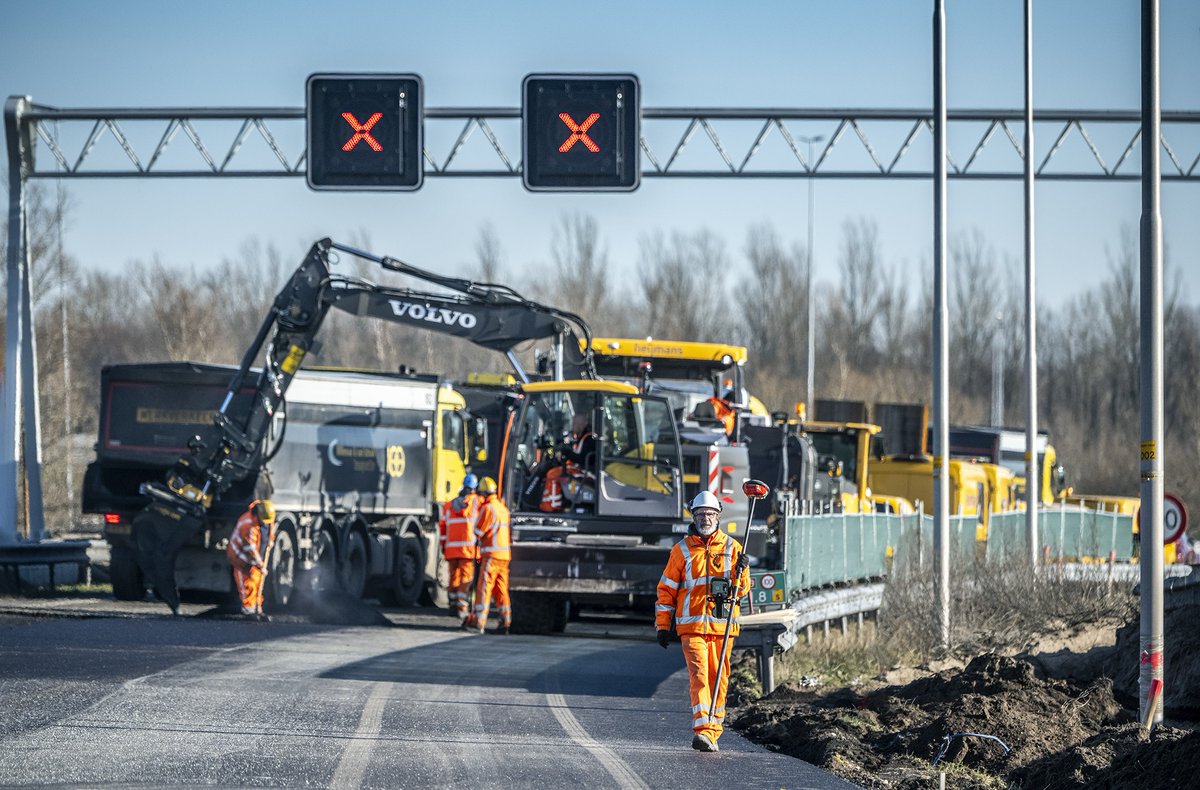 🚧 De A9 richting Badhoevedorp gaat waarschijnlijk voor de woensdagochtendspits weer open. Verkeer richting Schiphol/Haarlem wordt omgeleid via de A2, A10, A4 en moet rekening houden met extra reistijd die kan oplopen tot meer dan 60 minuten.

Meer info 👇
bezoekerscentrum.rijkswaterstaat.nl/SchipholAmster…